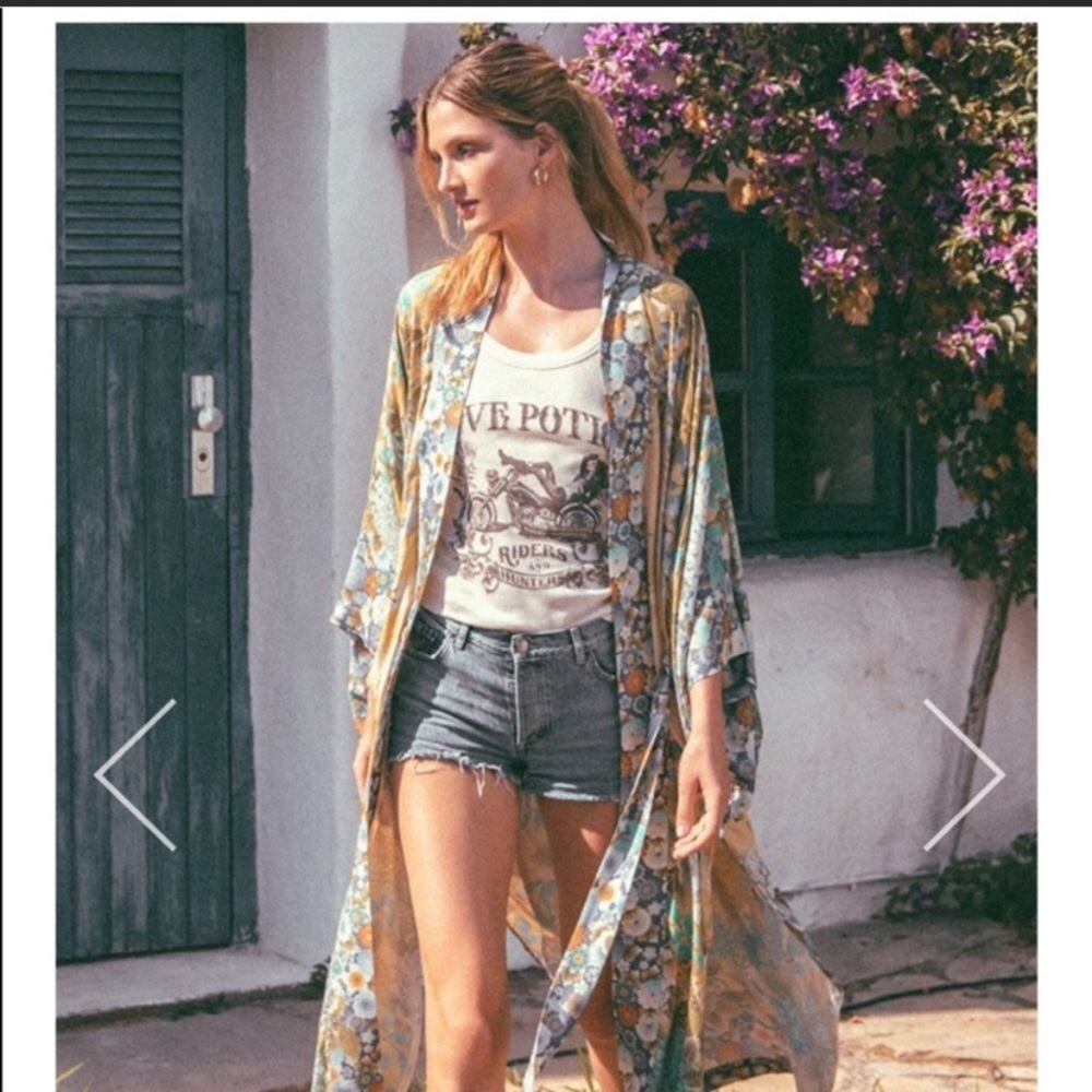 SOLD. UFT Rare Beautiful Willow Kimono 💯 Authentic